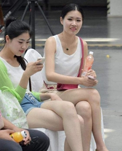 阿娇打开双腿被亲GIF,阿娇GIF动图引热议，娱乐圈真性情与炒作之争-3
